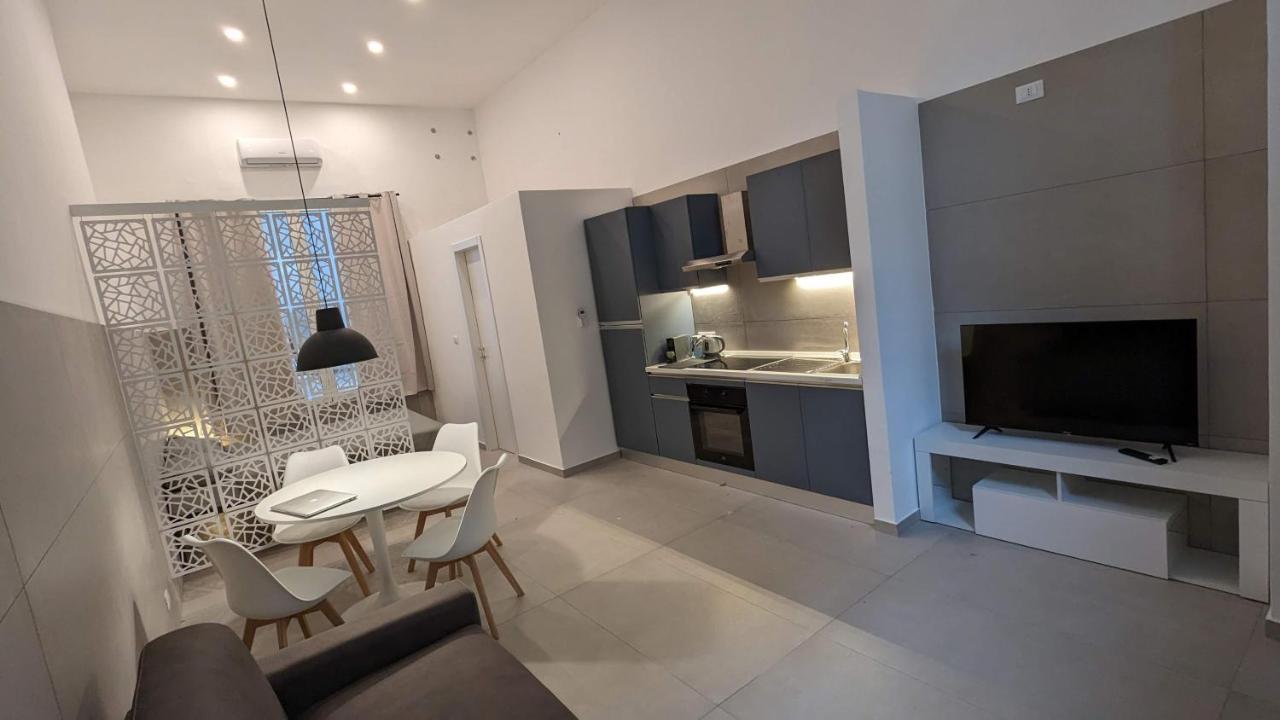 Valona 101 - Elegant Loft Apartment Bari Exterior photo