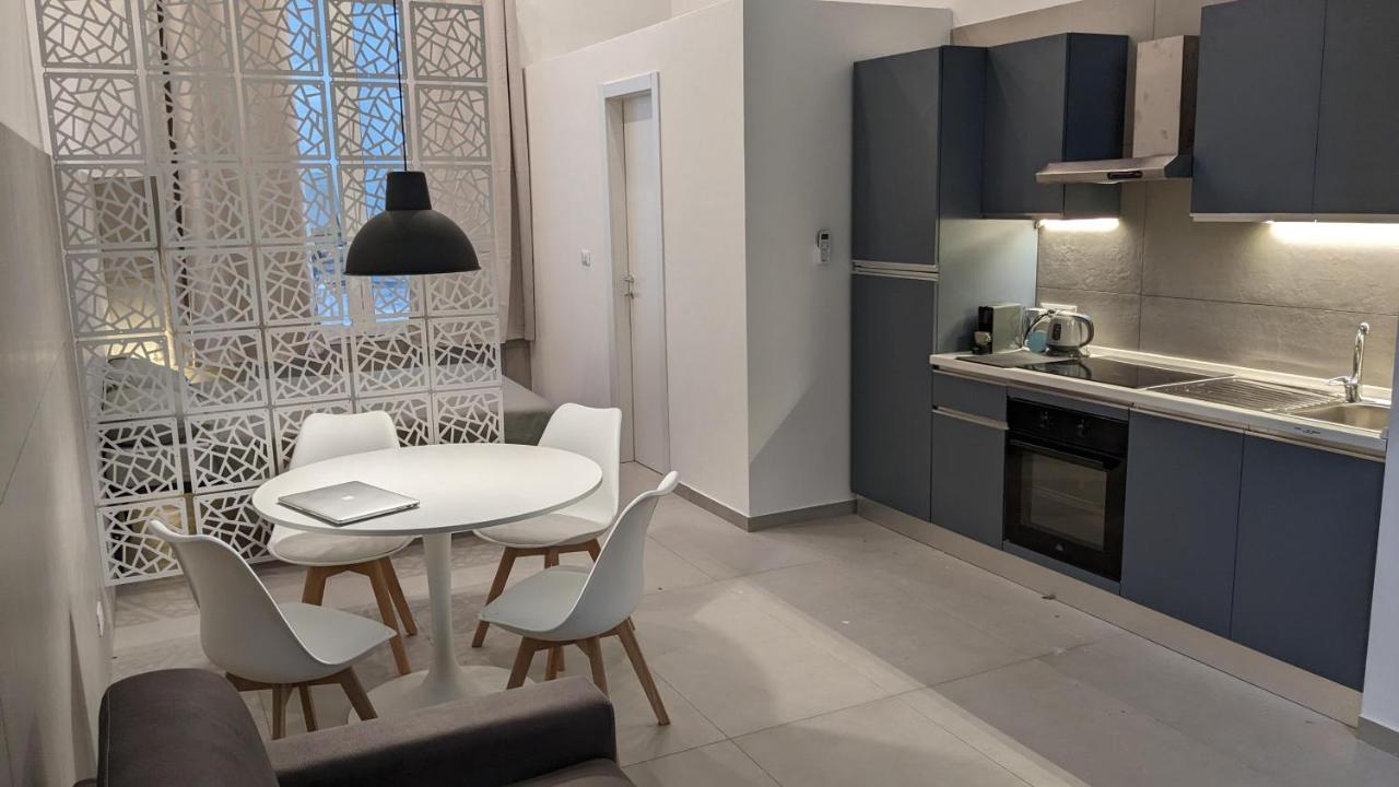 Valona 101 - Elegant Loft Apartment Bari Exterior photo